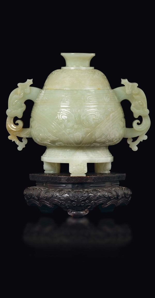 Grande incensiere in giada bianca con coperchio e manici con decoro d'ispirazione arcaica, Cina, Dinastia Qing, XVIII secolo