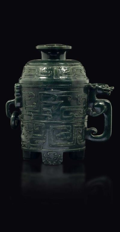 Vaso con Coperchio in Giada Spinacio di Forma e Decoro D'ispirazione Arcaica, Cina, Dinastia Qing...