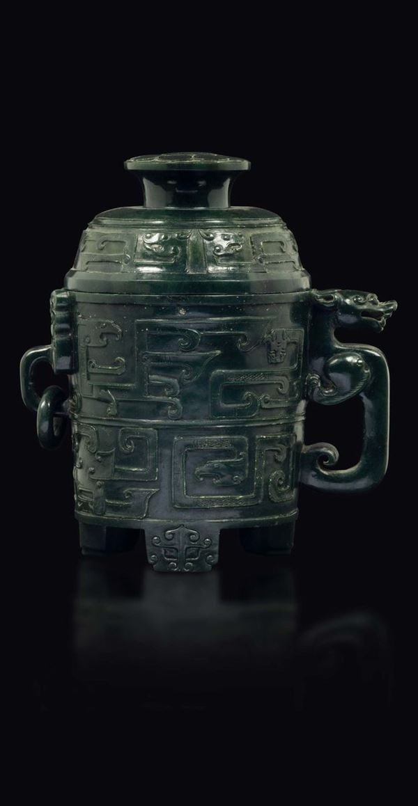 Vaso con coperchio in giada spinacio di forma e decoro d'ispirazione arcaica, Cina, Dinastia Qing, XVIII secolo