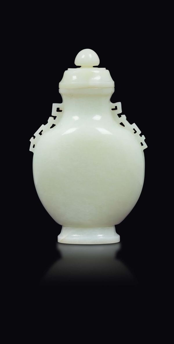 Vaso con coperchio in giada bianca Celadon, Cina, Dinastia Qing, XIX secolo