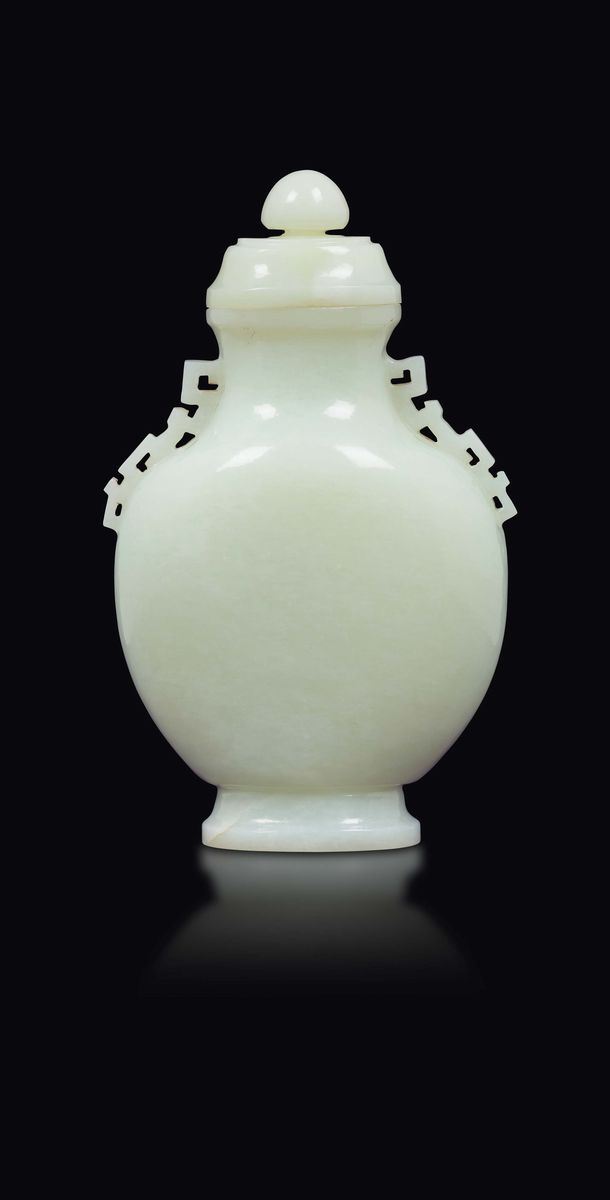 Vaso con coperchio in giada bianca Celadon, Cina, Dinastia Qing, XIX secolo  - Asta Fine Chinese Works of Art - Cambi Casa d'Aste