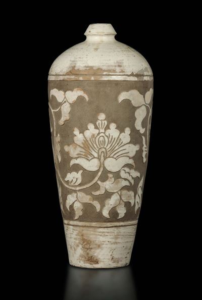 Vaso Chizou di Forma Meiping con Decoro di Fiori di Loto a Rilievo, Cina, Dinastia Song del Nord ...