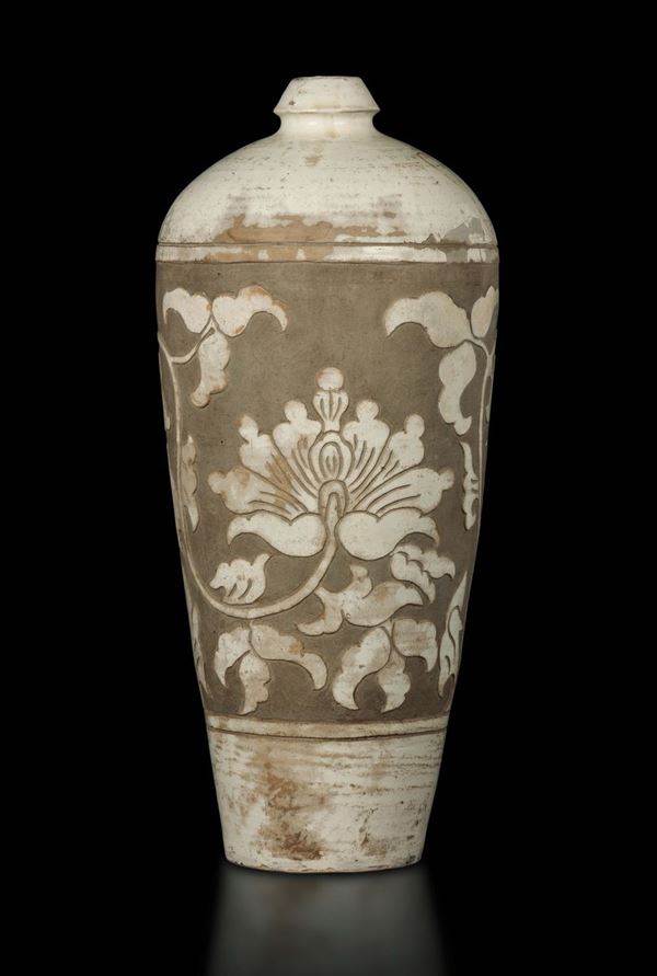 Vaso Chizou di forma Meiping con decoro di fiori di loto a rilievo, Cina, Dinastia Song del Nord (960-1127)