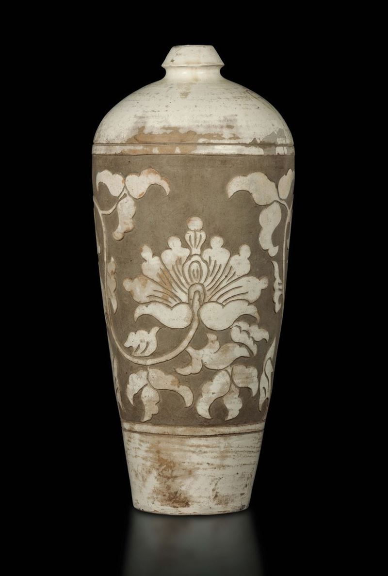 Vaso Chizou di forma Meiping con decoro di fiori di loto a rilievo, Cina, Dinastia Song del Nord (960-1127)  - Asta Fine Chinese Works of Art - I - Cambi Casa d'Aste