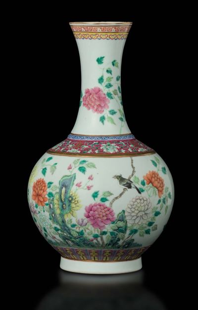 Vaso a Bottiglia in Porcellana a Smalti Policromi con Decoro Floreale, Cina, Dinastia Qing, March...