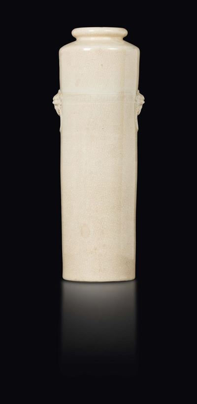 Vaso in Porcellana Blanc De Chine Craquelè con Mascheroni, Cina, Dinastia Qing, Epoca Kangxi (166...