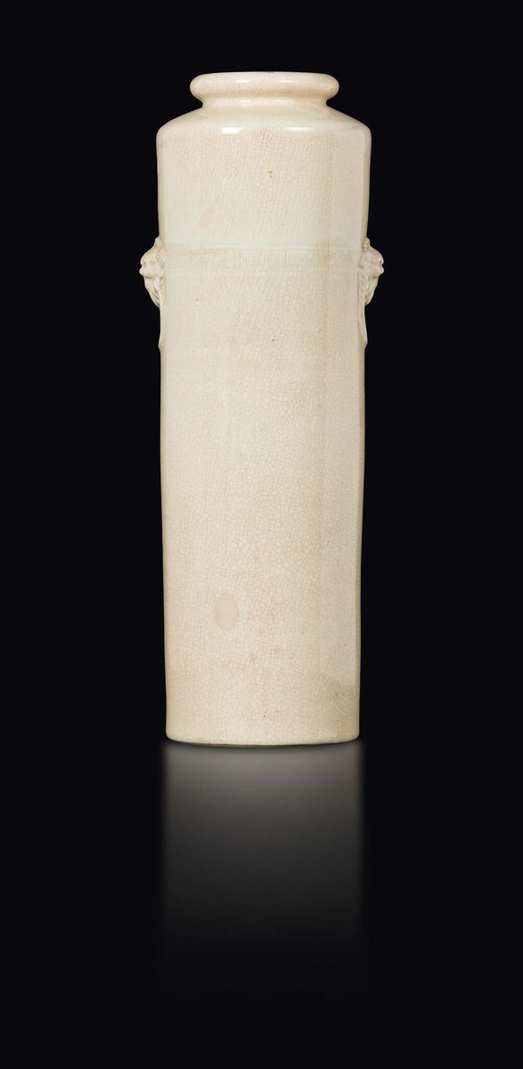 Vaso in porcellana Blanc de Chine craquelè con mascheroni, Cina, Dinastia Qing, epoca Kangxi (1662-1722)