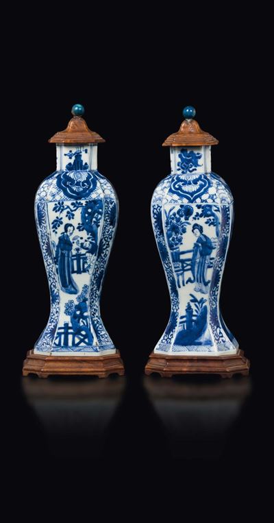 Coppia di Vasi in Porcellana Bianca e Blu con Raffigurazione di Guanyin, Cina, Dinastia Qing, Epo...