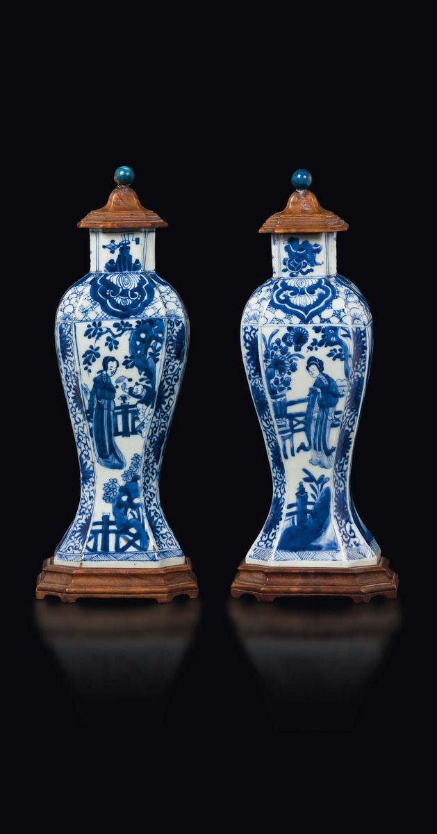 A pair of blue and white vases and wooden cover with Guanyin, China, Qing Dynasty, Kangxi Period (1662-1722)  - Auction Fine Chinese Works of Art - Cambi Casa d'Aste