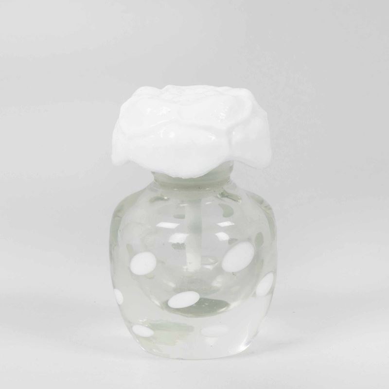 Carlo Scarpa, Venini, Murano, 1940 ca. A perfume bottle in clear glass with a dotted decor and a milk glass stopper  - Auction Murano '900 - II - Cambi Casa d'Aste