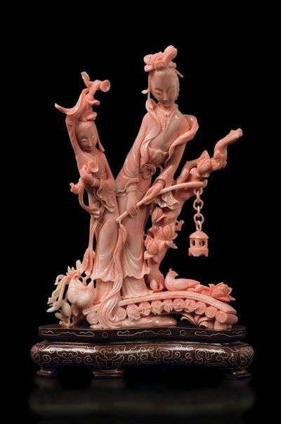 Gruppo Scolpito in Corallo Rosa con Due Guanyin, Cina, Inizio XX Secolo