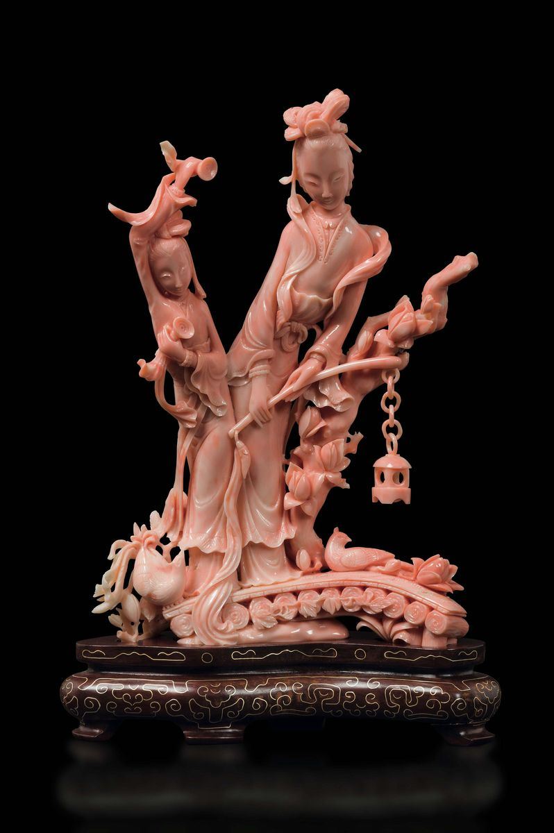 Gruppo scolpito in corallo rosa con due Guanyin, Cina, inizio XX secolo  - Asta Fine Chinese Works of Art - Cambi Casa d'Aste