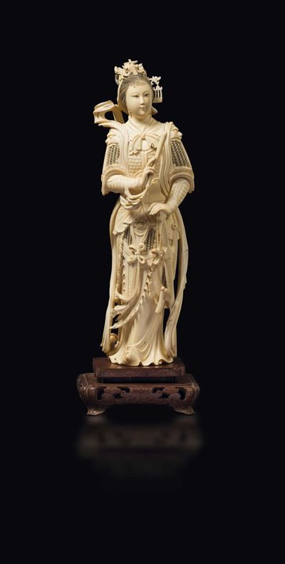Figura di Guanyin Guerriera Scolpita in Avorio con Spada, Cina, Inizio XX Secolo