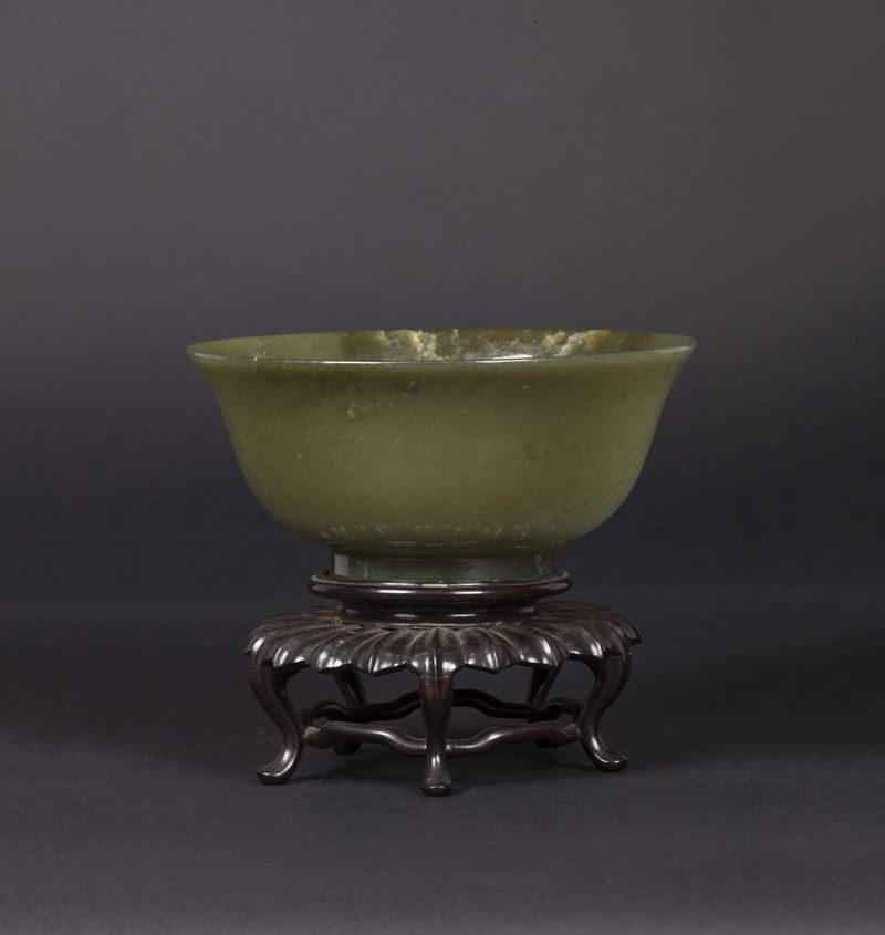 A green jade bowl, China, Qing Dynasty, 19th century  - Auction Chinese Works of Art - Cambi Casa d'Aste
