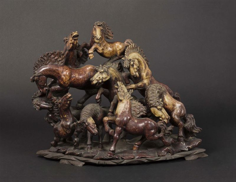 Grande gruppo scolpito in saponaria con cavalli rampanti, Cina, Dinastia Qing, fine XIX secolo  - Asta Chinese Works of Art - Cambi Casa d'Aste