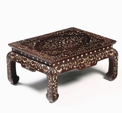 Tavolino da Thè in Legno di Homu con Intarsi in Madreperla, Cina, Dinastia Qing, XIX Secolo