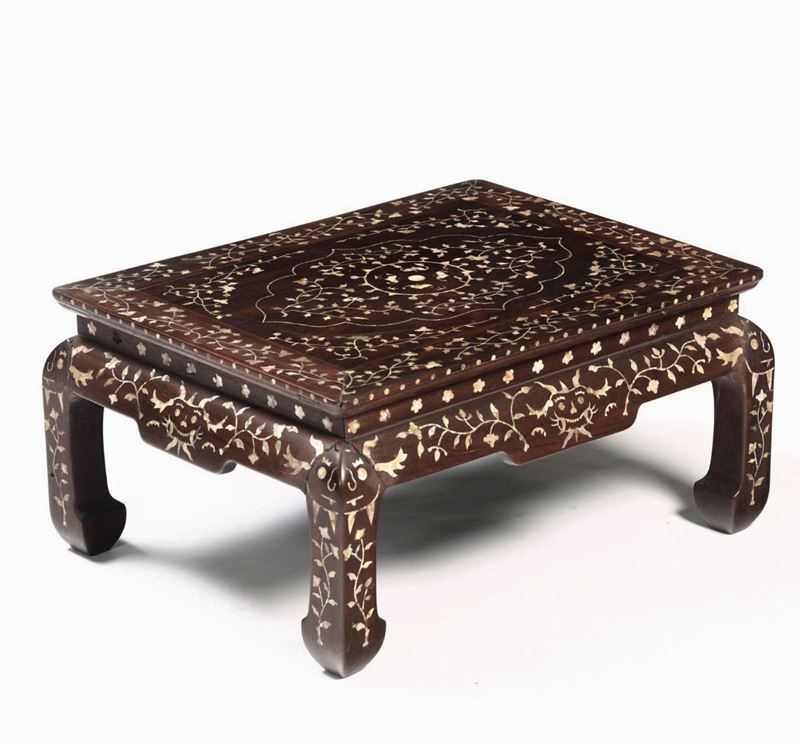 Tavolino da thè in legno con intarsi in madreperla, Cina, Dinastia Qing, XIX secolo  - Asta Fine Chinese Works of Art - Cambi Casa d'Aste