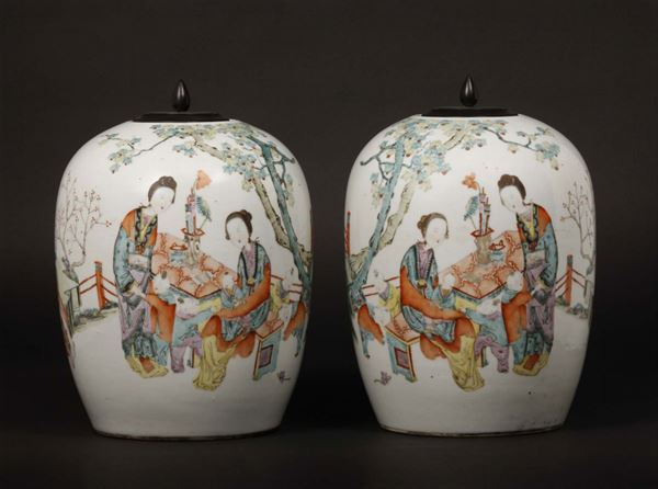 Coppia di potiches con coperchio in legno in porcellana a smalti policromi con raffigurazione di Guanyin, Cina, Dinastia Qing, fine XIX secolo