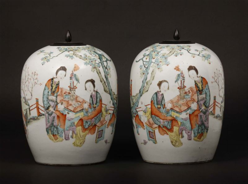 A pair of polychrome enamelled porcelain potiches and wooden cover with Guanyin, China, Qing Dynasty, late 19th century  - Auction Chinese Works of Art - Cambi Casa d'Aste