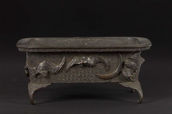 Incensiere in bronzo sbalzato con pipistrelli a rilievo, Cina, Dinastia Ming, XVII secolo