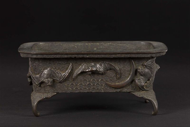 Incensiere in bronzo sbalzato con pipistrelli a rilievo, Cina, Dinastia Ming, XVII secolo  - Asta Chinese Works of Art - Cambi Casa d'Aste