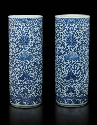 Coppia di Vasi Cilindrici in Porcellana Bianca e Blu con Decoro Floreale a Catenella, Cina, Dinas...