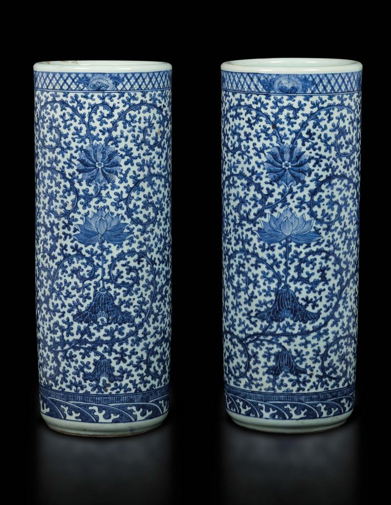 Coppia di vasi cilindrici in porcellana bianca e blu con decoro floreale a catenella, Cina, Dinastia Qing, XIX secolo  - Asta Fine Chinese Works of Art - Cambi Casa d'Aste