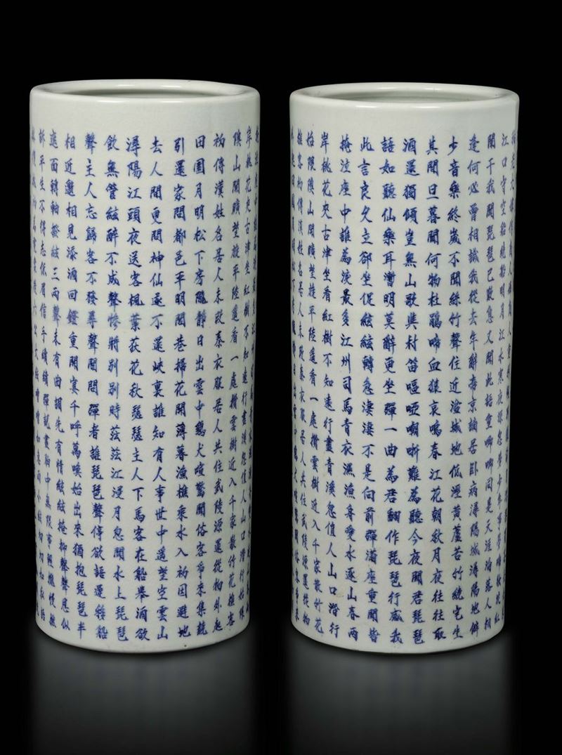 Coppia di vasi cilindrici in porcellana bianca e blu con decoro ad iscrizioni, Cina, Dinastia Qing, XIX secolo  - Asta Fine Chinese Works of Art - Cambi Casa d'Aste