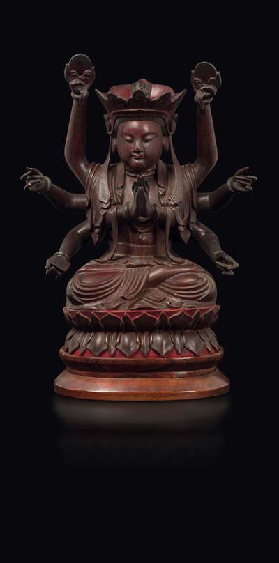 Figura di Divinità in Legno Seduta su Fiore di Loto con Strumenti Rituali tra le Mani, Cina, Dina...