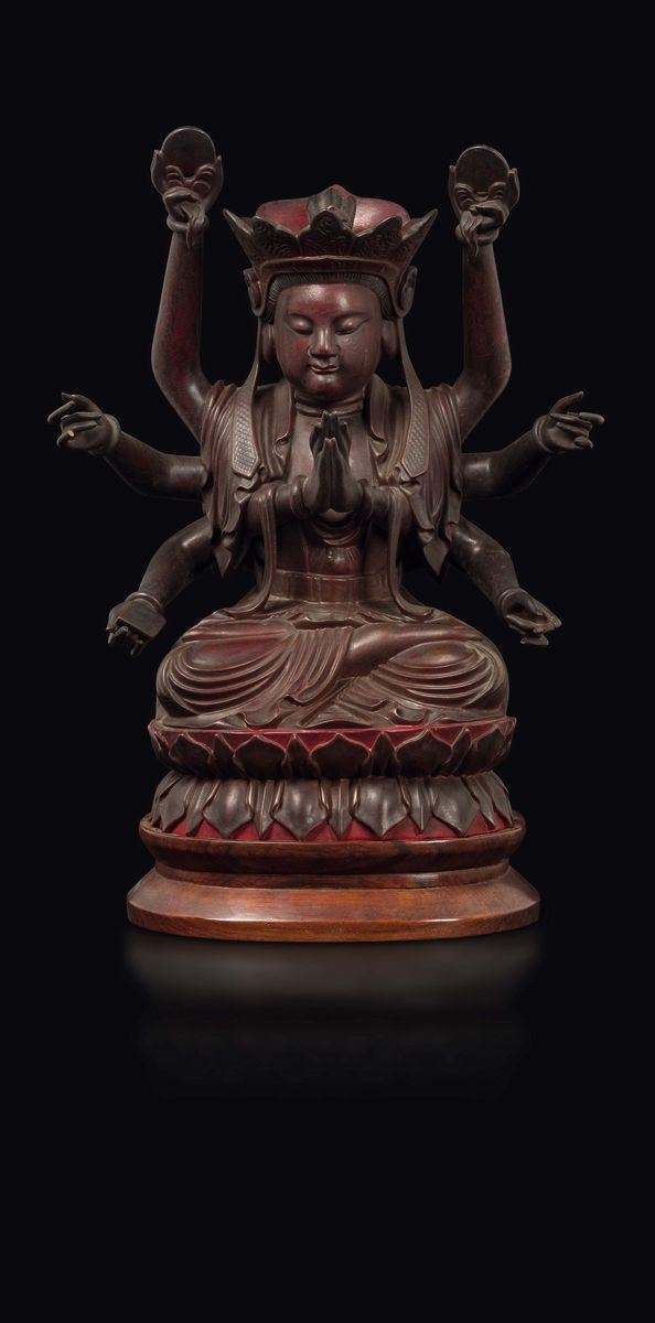 Figura di divinità in legno seduta su fiore di loto con strumenti rituali tra le mani, Cina, Dinastia Ming, XVII secolo
