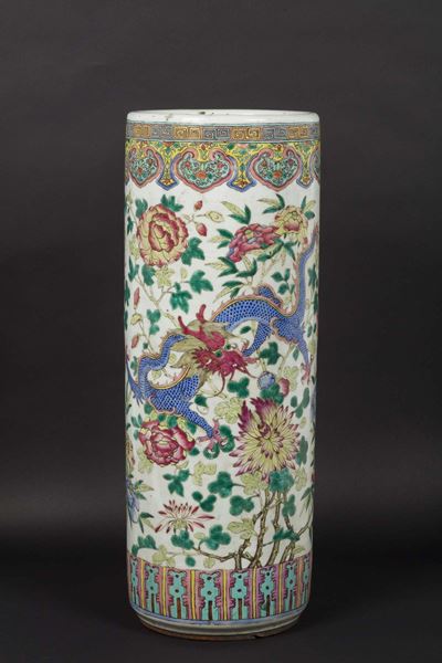 Vaso Cilindrico in Porcellana a Smalti Policromi con Decoro di Dragone tra Rose, Cina, Dinastia Q...