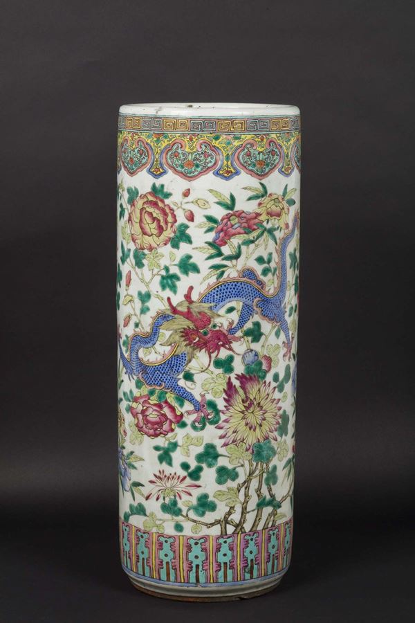 Vaso cilindrico in porcellana a smalti policromi con decoro di dragone tra rose, Cina, Dinastia Qing, XIX secolo