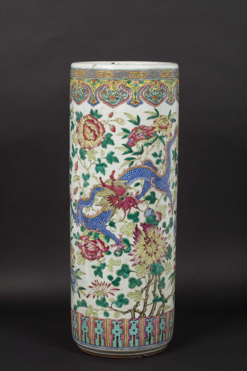 A polychrome enamelled porcelain vase with dragon between roses, China, Qing Dynasty, 19th century  - Auction Chinese Works of Art - Cambi Casa d'Aste