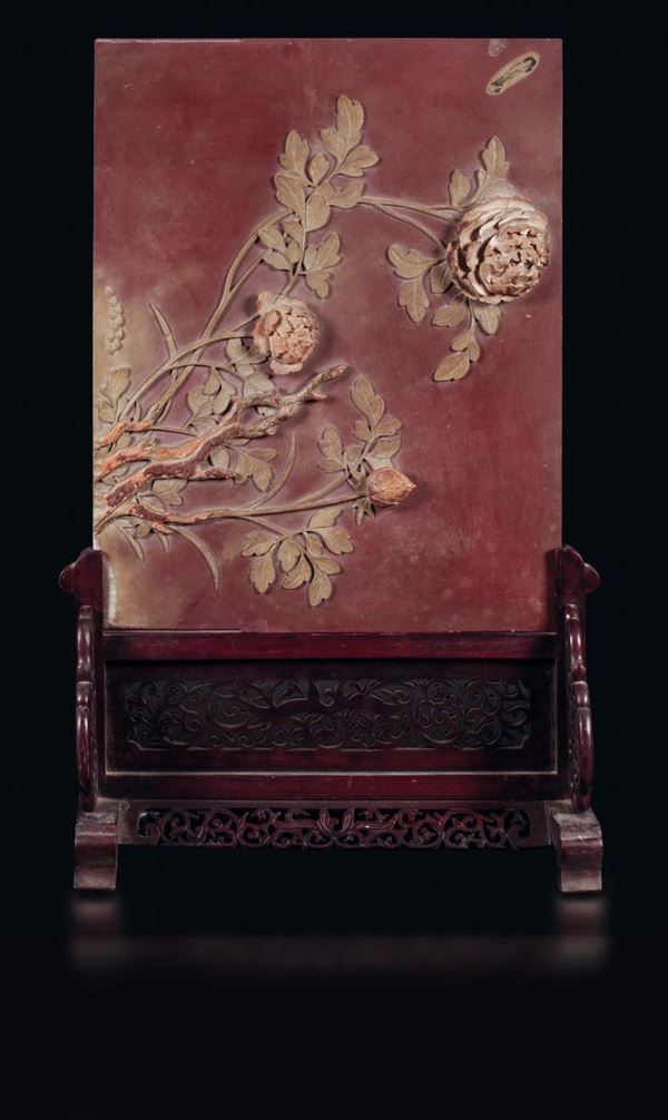 Placca in pietra con decoro di rose a rilievo, Cina, Dinastia Qing, inizio XIX secolo