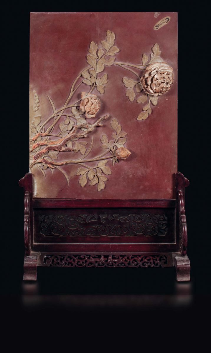 Placca in pietra con decoro di rose a rilievo, Cina, Dinastia Qing, inizio XIX secolo  - Asta Fine Chinese Works of Art - Cambi Casa d'Aste