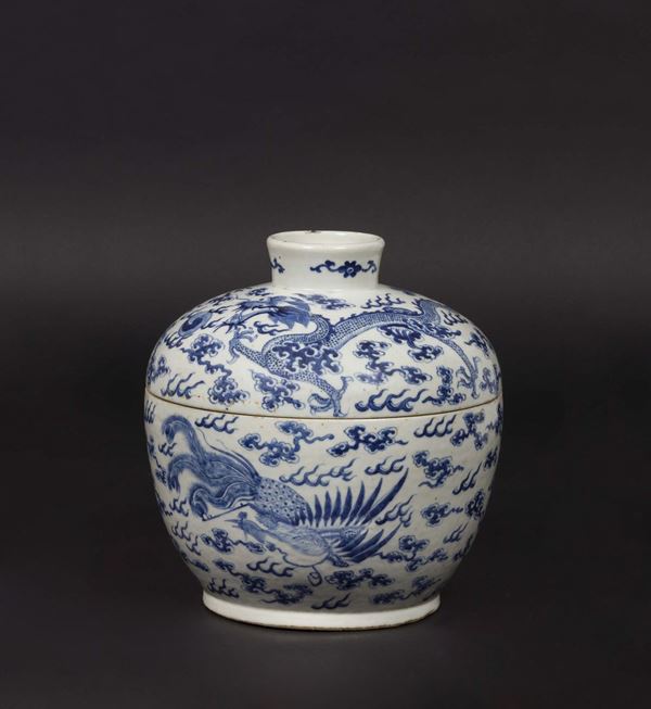 Potiche con coperchio in porcellana bianca e blu con decoro di dragoni e fenici, Cina, Dinastia Qing, XIX secolo