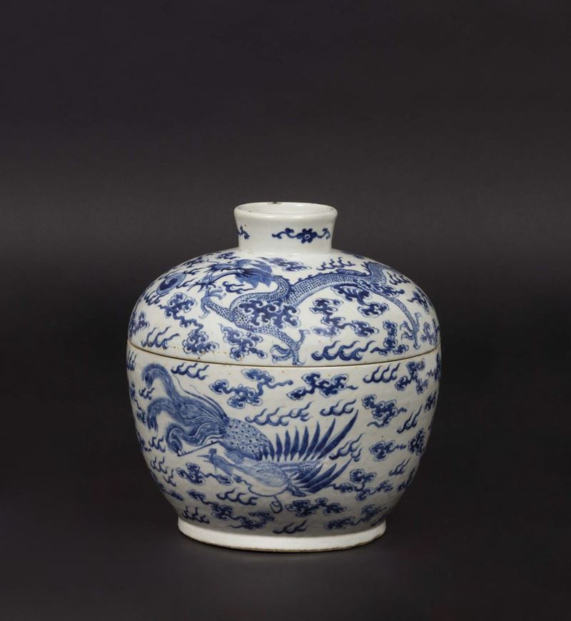 A blue and white potiche and cover with dragons and phoenixes, China, Qing Dynasty, 19th century  - Auction Chinese Works of Art - Cambi Casa d'Aste