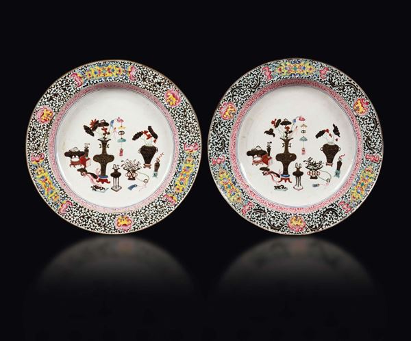Coppia di piatti smaltati Canton a decoro naturalistico, Cina, Dinastia Qing, XVIII secolo