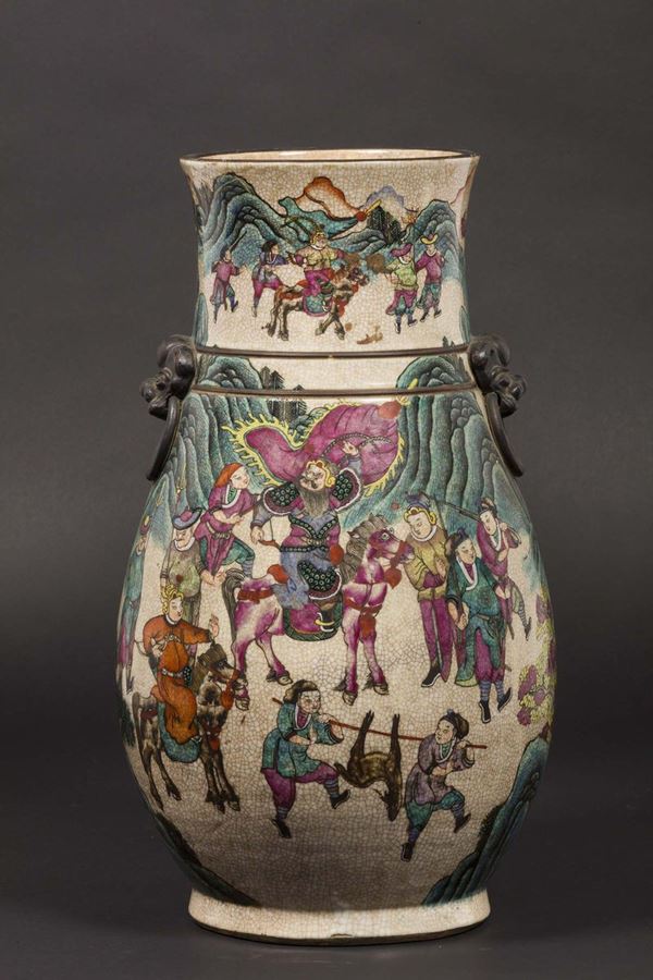 Vaso in porcellana craquelè con scene di caccia, Cina, Dinastia Qing, XIX secolo