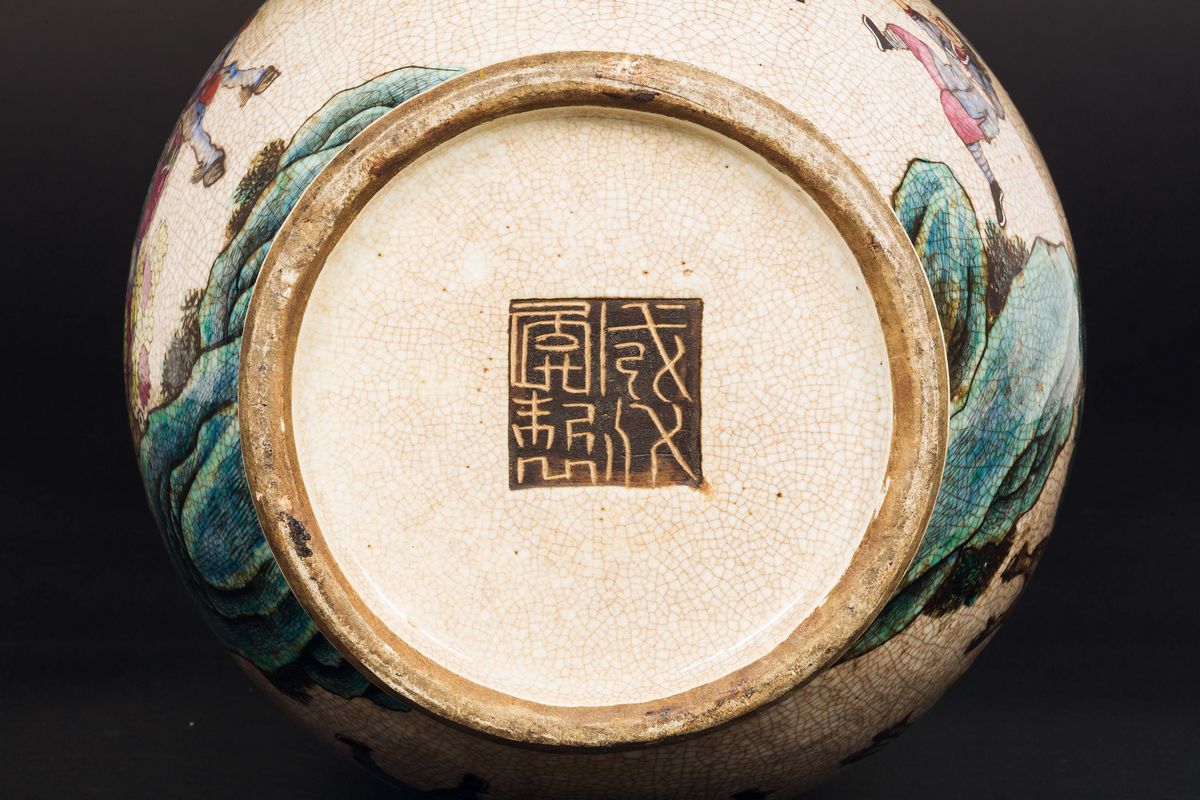 Vaso in Porcellana Craquelè con Scene di Caccia, Cina, Dinastia Qing, XIX Secolo