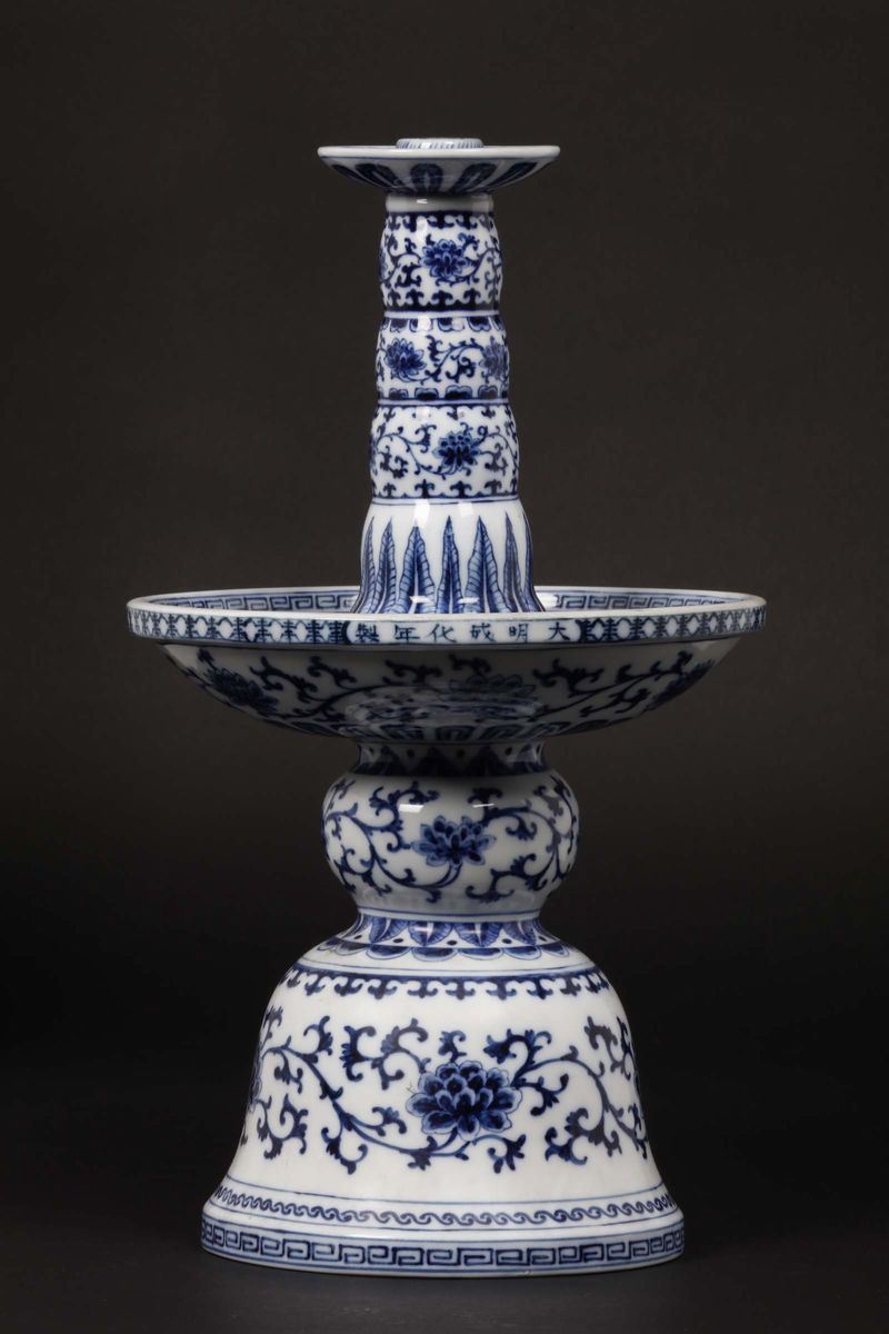 Candeliere in porcellana bianca e blu con decoro di fiori di loto, Cina, inizio XX secolo  - Asta Chinese Works of Art - Cambi Casa d'Aste