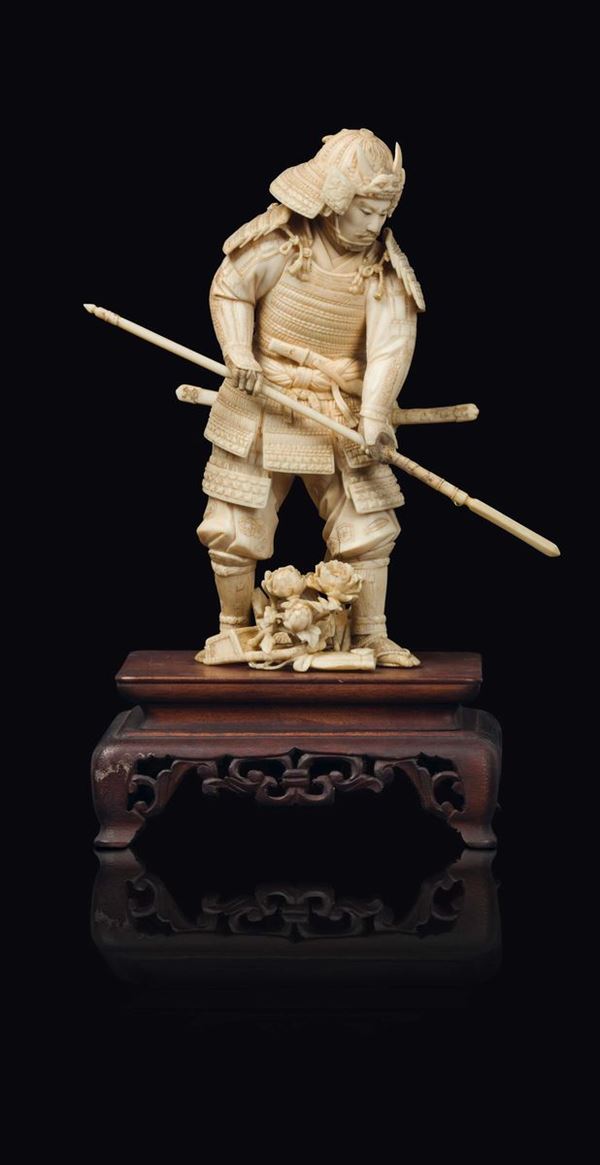Figura di Samurai scolpito in avorio, Giappone, fine XIX secolo