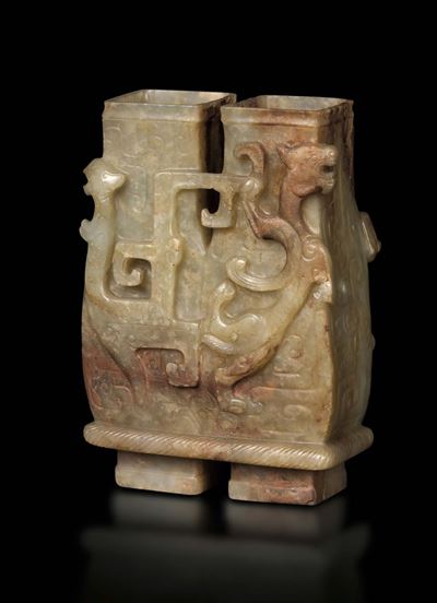 Vasetto a Doppio Corpo in Giada Celadon e Russet con Decoro a Rilievo, Cina, Dinastia Qing, XVIII...