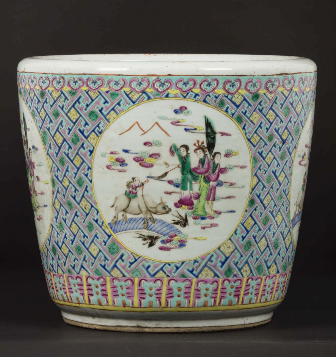 Cachepot in Porcellana a Smalti Policromi con Decoro di Guanyin Entro Riserve, Cina, Dinastia Qin...