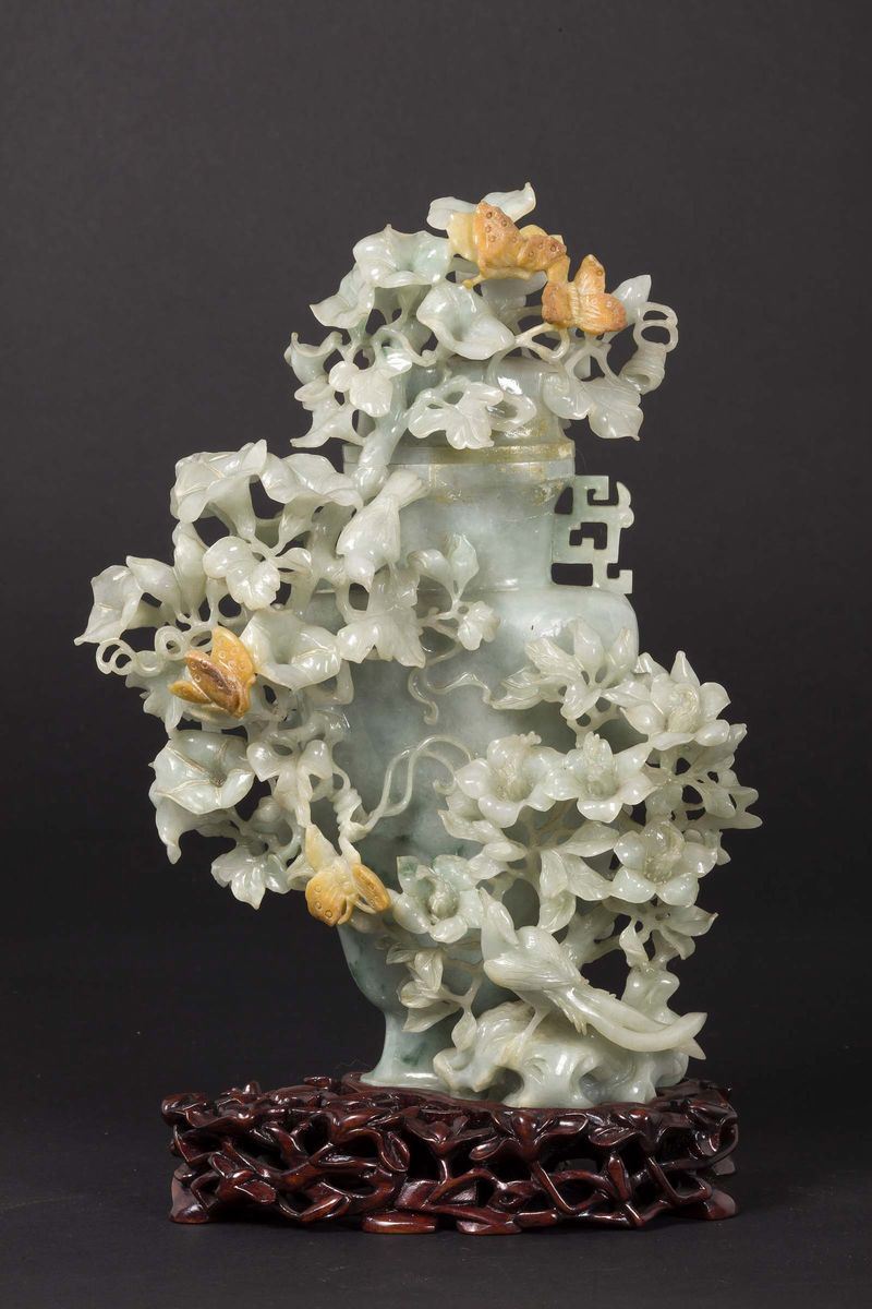 A green jade vase with naturalistic decoration in relief, China, Qing Dynasty, late 19th century  - Auction Chinese Works of Art - Cambi Casa d'Aste