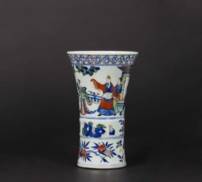 Piccolo Vaso in Porcellana a Smalti Policromi con Dignitari, Cina, Dinastia Qing, XIX Secolo