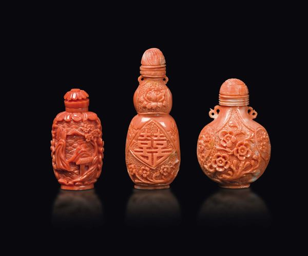 Tre snuff bottles scolpite in corallo, Cina, inizio XX secolo