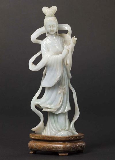 Figura di Guanyin in Giadeite con Sfumature Verde Mela, Cina, Inizio XX Secolo