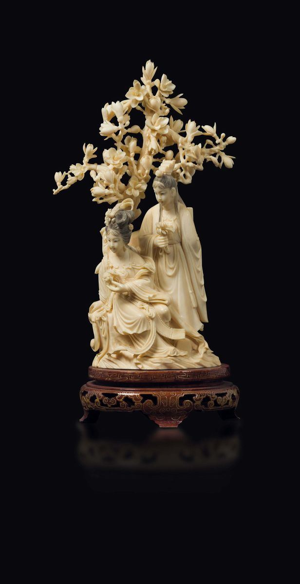 Gruppo scolpito in avorio con Guanyin sotto albero di ciliegio, Cina, inizio XX secolo  - Asta Fine Chinese Works of Art - Cambi Casa d'Aste