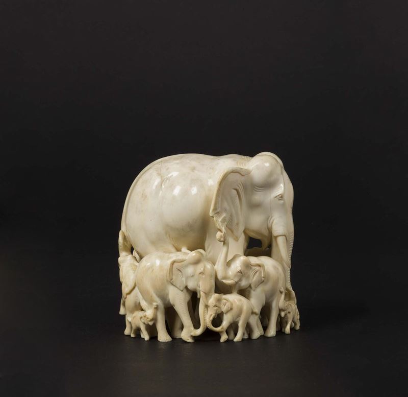 Gruppo scolpito in avorio raffigurante elefanti  - Asta Chinese Works of Art - Cambi Casa d'Aste